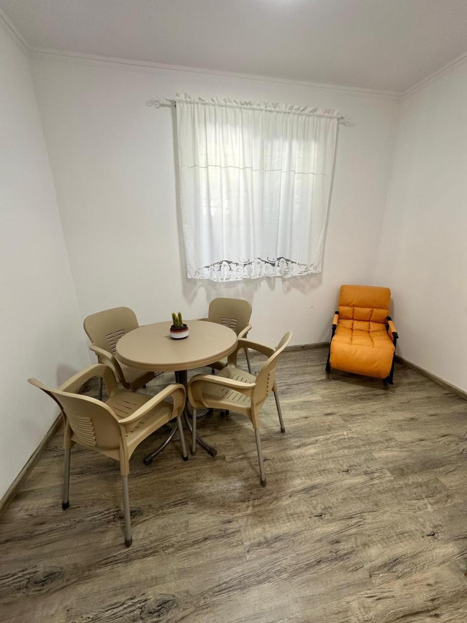 Hostel Leon Berat Eksteriør bilde