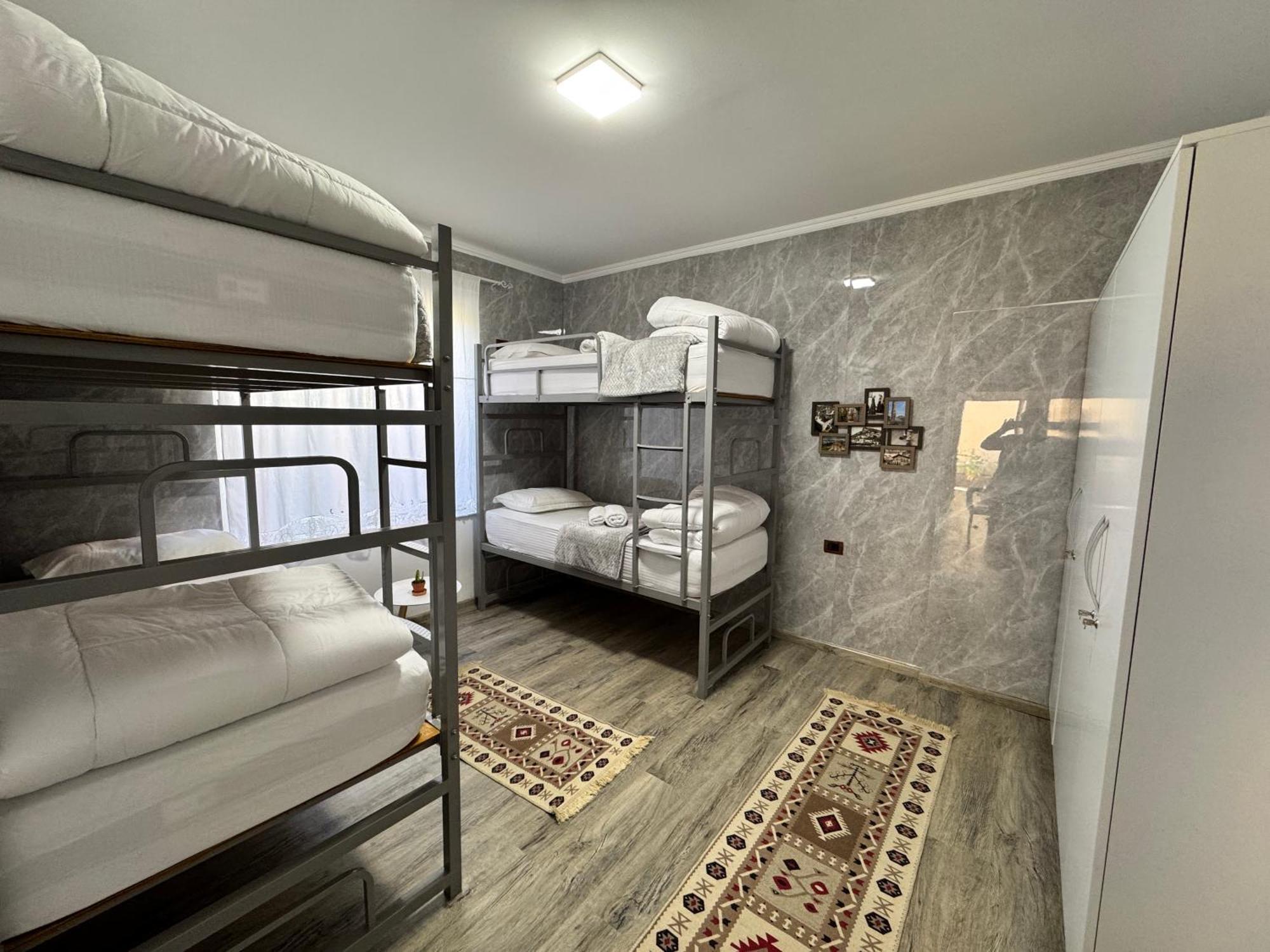 Hostel Leon Berat Eksteriør bilde