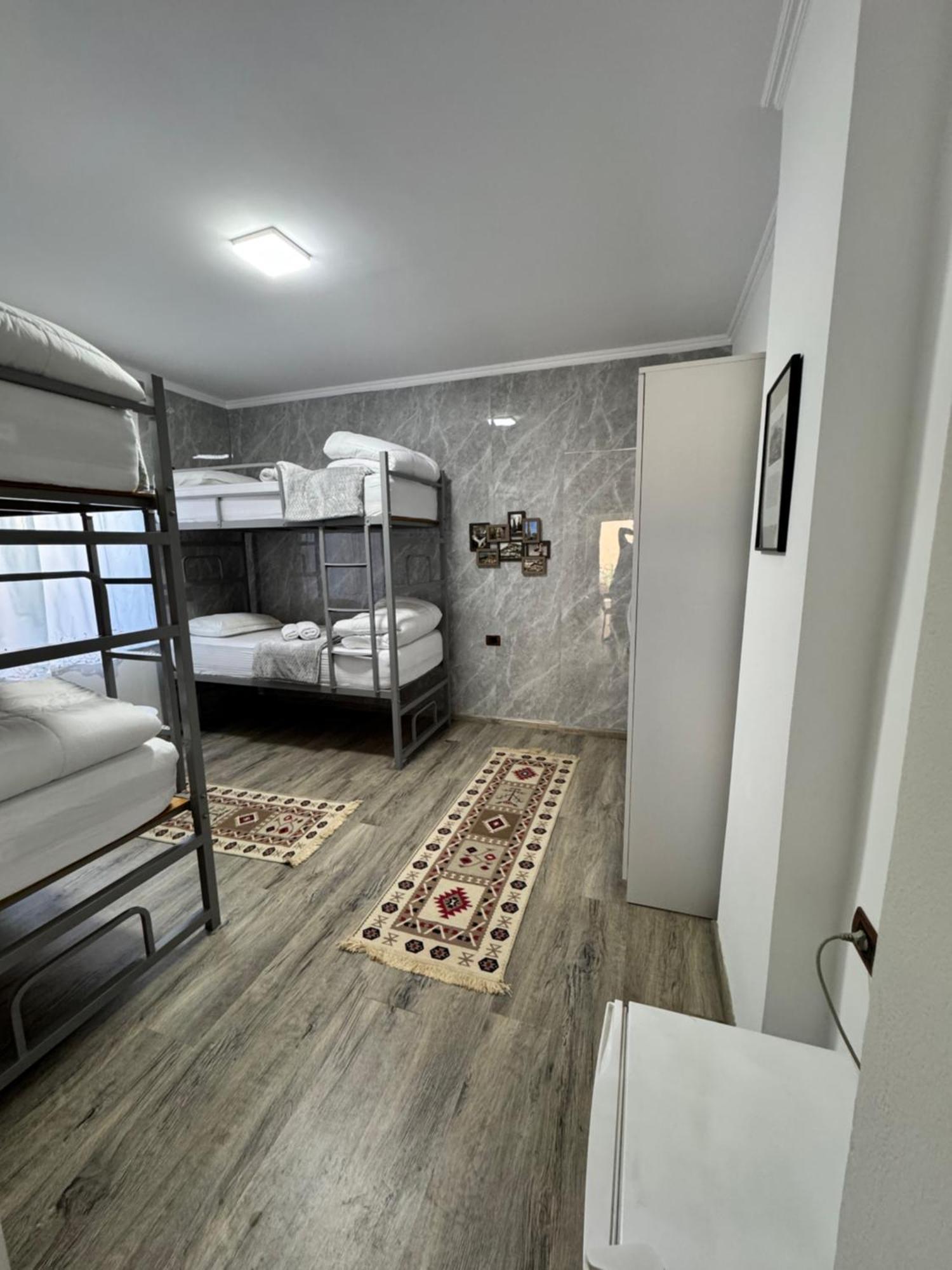 Hostel Leon Berat Eksteriør bilde