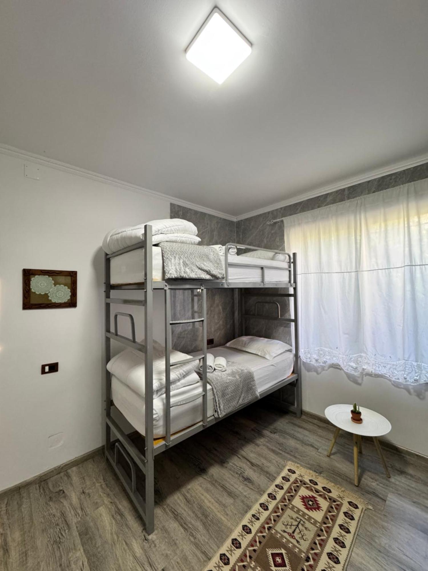Hostel Leon Berat Eksteriør bilde